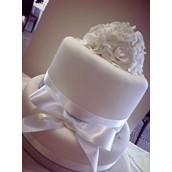 LICKY LIPS CAKES FLORAL WEDDING CAKE LIVERPOOL